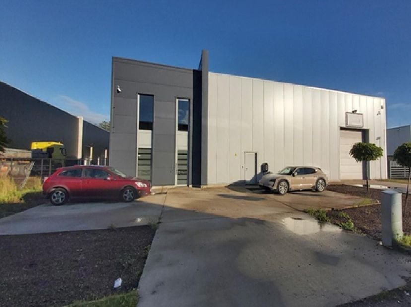 Metaalsector: Bedrijfshal met kantoren, 800 m² op oppervlakte van 3000 m². Werkplaats is voorzien van rolbrug 5 ton, rolbrug 4 ton, gas verwarming, pl
