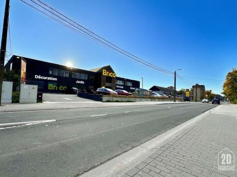 Te huur in Jodoigne, twee kantoorruimtes van elk 30m², gelegen op de eerste verdieping van de winkel Brico. Ze zijn onmiddellijk beschikbaar en beschi