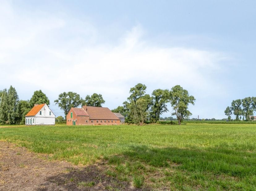 Droomt u van wonen in alle rust, omringd door natuur en met een adembenemend uitzicht over het Vlaamse landschap? Dan biedt deze unieke hoevesite in d