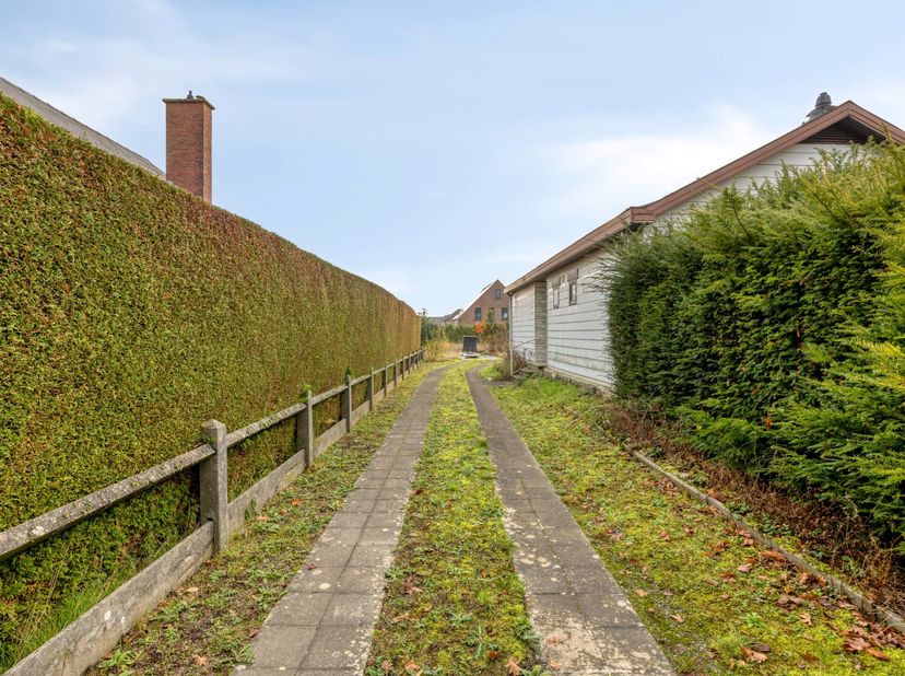 Dit is een VANAFPRIJS.<br />
Deze nog te renoveren bungalow in Bierbeek is een ideale plek om te wonen. De locatie is top: vlakbij de uitvalswegen, mi