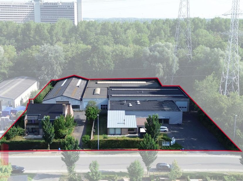Uitzonderlijke bedrijfssite van 5.530 m² te koop langs de Lieven Bauwensstraat in de industriezone Waggelwater te Brugge.<br />
<br />
Deze bedrijfssi