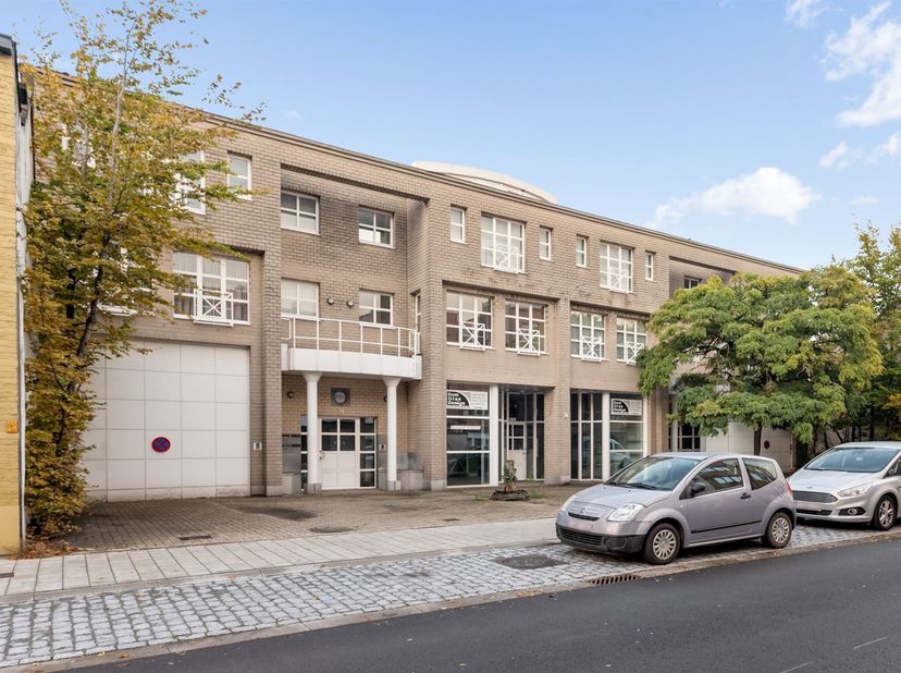 Opbrengsteigendom met showroom, magazijn, 5 appartementen en staanplaatsen!<br />
<br />
Ligging: Zéér centraal en gunstig gelegen in hartje Merksem