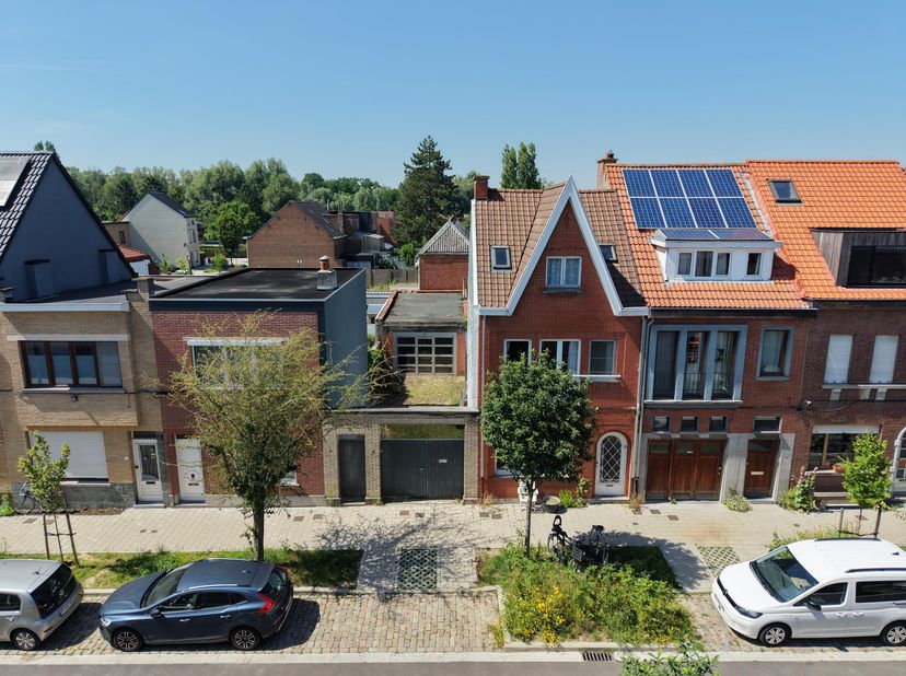 Bouwgrond met atelierruimte op toplocatie nabij Gent<br />
<br />
Gelegen in een gegeerde residentiële wijk, op fietsafstand van het stadscentrum en o