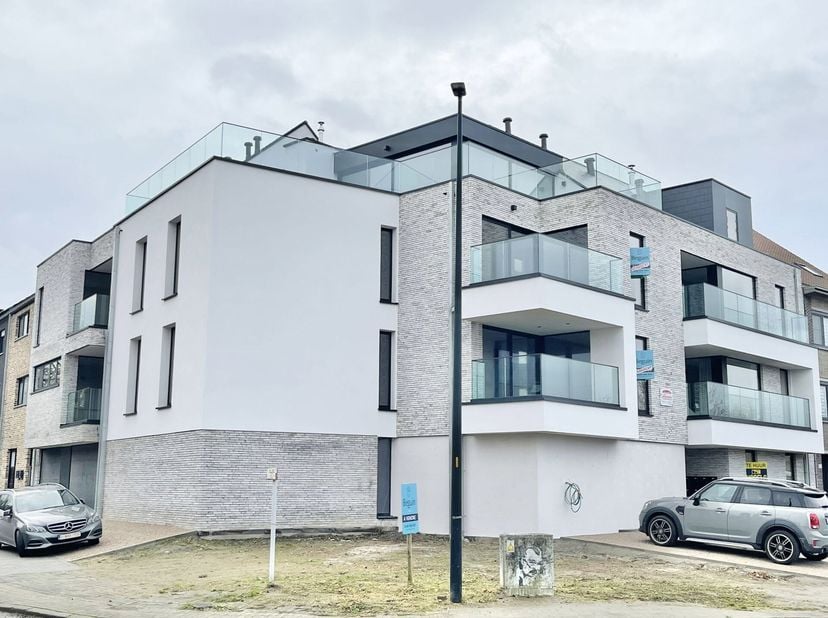 MODERN kwalitatief duplexappartement met terras en autostaanplaats, goedgelegen aan het station, en energiezuinig. Instapklaar.<br />
Indeling: hal, a