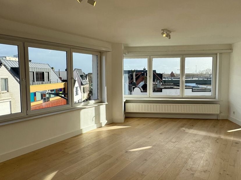 Appartement de coin rénové et lumineux avec 2 chambres à coucher spacieuses, près du centre de Knokke. Hall d'entrée. Salon spacieux avec salle à mang