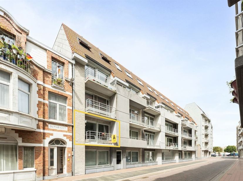 Instapklaar 2-slaapkamerappartement met twee zonneterrassen op topligging.<br />
Op een uitstekende locatie in de Gentstraat te Bredene, op wandelafst