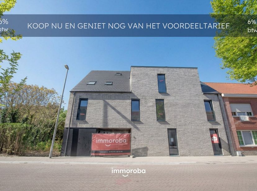 Centraal gelegen, appartement met zuidgericht terras op de bovenste verdieping.<br />
Indeling: inkom met toilet, lichtrijke leefruimte met open, geïn