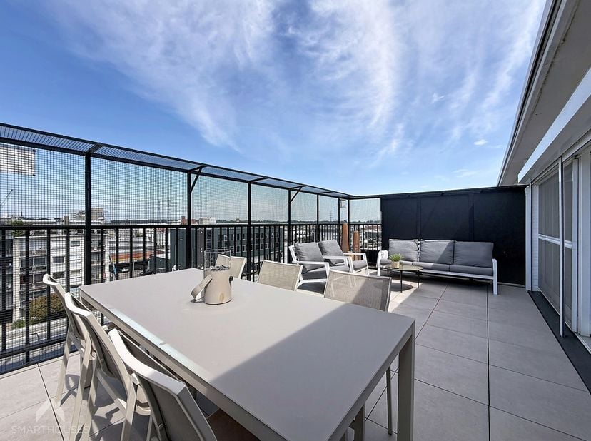 Dit instapklare dakappartement combineert comfort, privacy en een uitstekende ligging. Het appartement bestaat uit een inkomhal met vestiaire, een rui