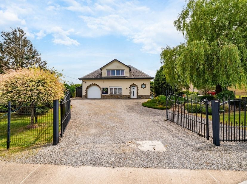 Lagence immobilière ERA B-LUX a le plaisir de vous présenter cette maison 4 façades située dans le village de Petithan. Cette propriété séduit par son