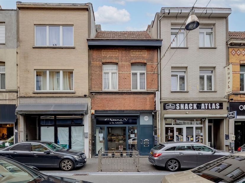 Dit pand bestaat uit een handelspand met een bovenliggend duplexappartement. Het gelijkvloers is momenteel ingericht en in gebruik als bakkerij. Voora