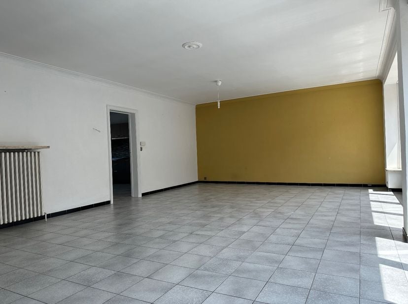 Dit instapklaar appartement is gelegen op de 1ste verdieping van een kleine residentie en bestaat uit: inkomhal met vestiairekast - toilet - grote liv