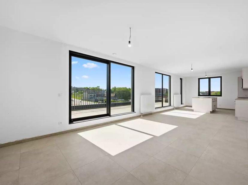 Ce magnifique penthouse de trois chambres offre la combinaison ultime de calme, despace et dune abondance de lumière naturelle. En entrant dans cet ap