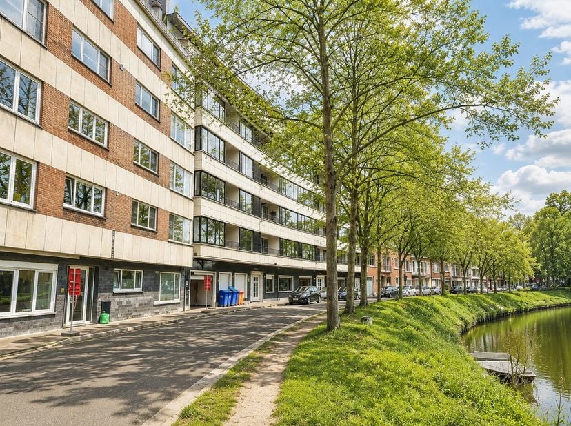 Ruime en vlot bereikbare garagebox te huur aan de Eedverbondkaai. De garage is geschikt voor het stallen van een wagen en biedt bovendien extra ruimte