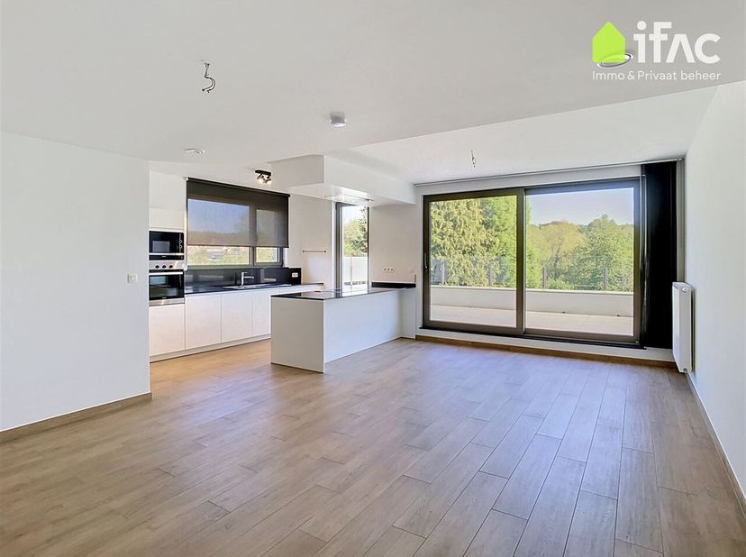 Eerste verdieping: Inkomhal (10m²) met apart toilet, ruime leefruimte (42m²) met volledig ingerichte open keuken, heel groot terras (42m²) met mooi zi