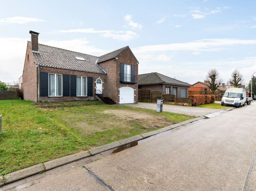Maison rénovée de plain-pied (2016) avec 3-4 chambres, 2 salles de bains et un garage très profond. Grondopp. approx 680 m².<br />
La vue de l'autre