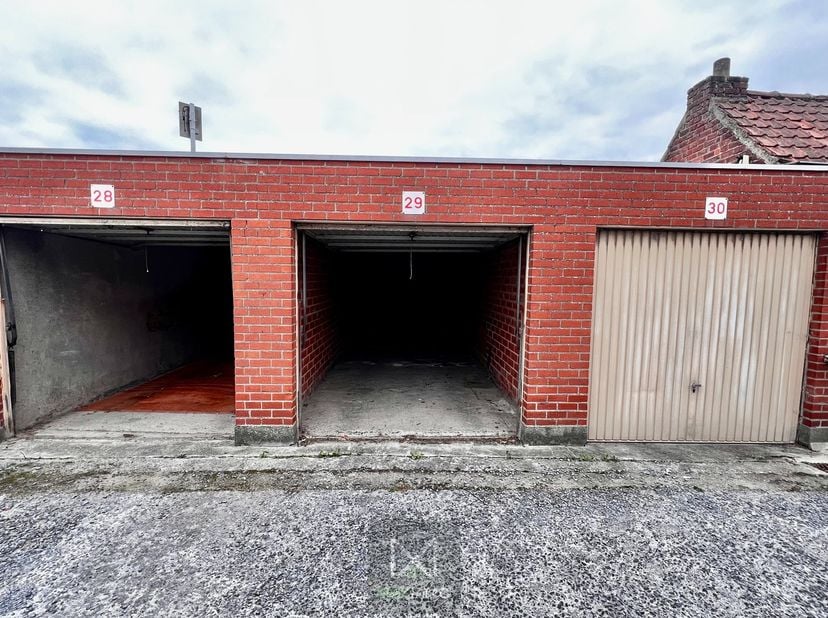Garage te huur
                    in 8930 Lauwe