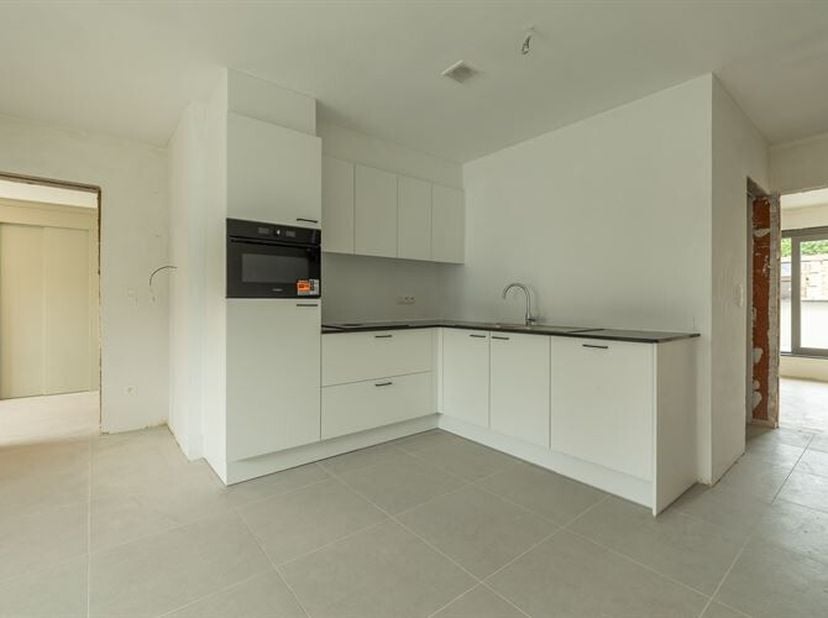 Gelegen in het hart van Scherpenheuvel geniet dit gelijkvloerse appartement van een bijzonder aantrekkelijke ligging met alles binnen handbereik. Op w