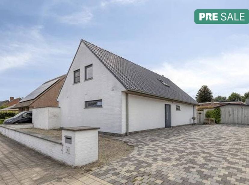 Deze ruime woning, gebouwd in 1973 en gerenoveerd in 2013, is gelegen in een rustige en aangename omgeving in Oostrozebeke. De ligging combineert een