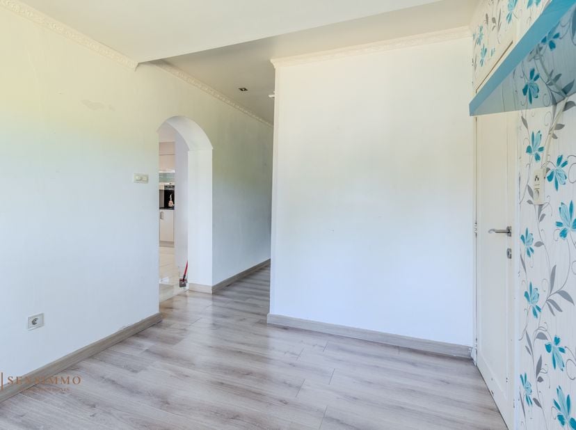 Op zoek naar een woning met karakter, potentieel en een uitstekende ligging? Maak kennis met deze charmante hoekwoning met 3 slaapkamers + onafgewerkt
