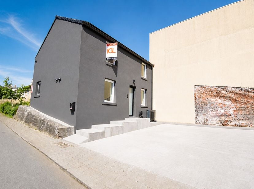 Immo Groot Leeuw stelt u deze volledig en smaakvol gerenoveerde woning in een doodlopende straat te Lembeek voor. In 2026 werd deze woning grondig ger