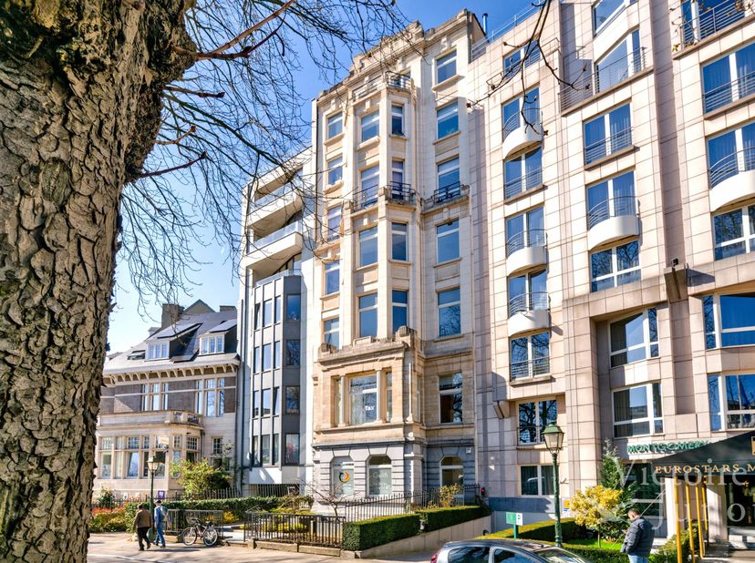 Lichtgevend penthouse van +/- 134 m² en +/- 40 m² terras<br />
- Inkomhal met gepantserde deur,<br />
- Grote ontvangstruimten van +/- 65 m² met parke