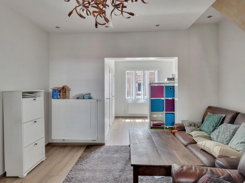Deze instapklare ruime woning aan de Maastrichterstraat 304/1 te Bilzen is zeker een bezoek waard.<br />
Op het gelijkvloers bevindt zich een bijzonde