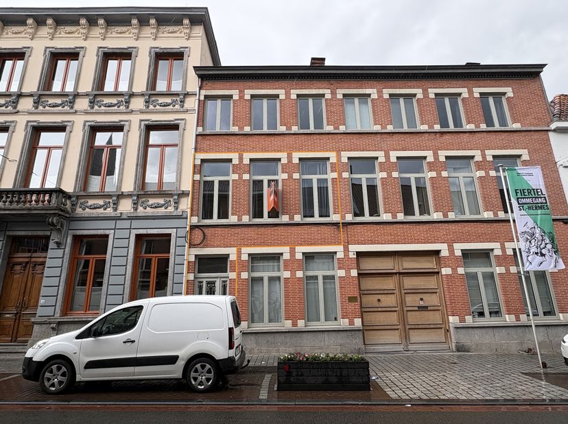 Deze gezellige woning is centraal gelegen in Ronse en combineert een praktische indeling met comfortabel wonen.<br />
<br />
U betreedt de woning via