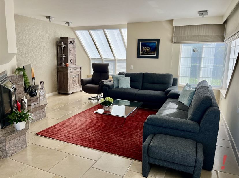 Kwalitatieve villa (bouwjaar 1990) op een mooi perceel van 821 m2. Deze woning heeft een vlotte bereikbaarheid naar zowel E40 als het dorpscentrum van