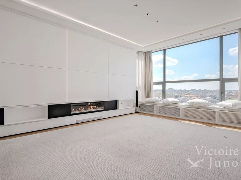 Bien présenté par Debora Peruch Tel : 0476/71.28.17 ou debora.peruch@victoire.be<br />
Victoire Junot vous propose ce superbe penthouse dexception aux