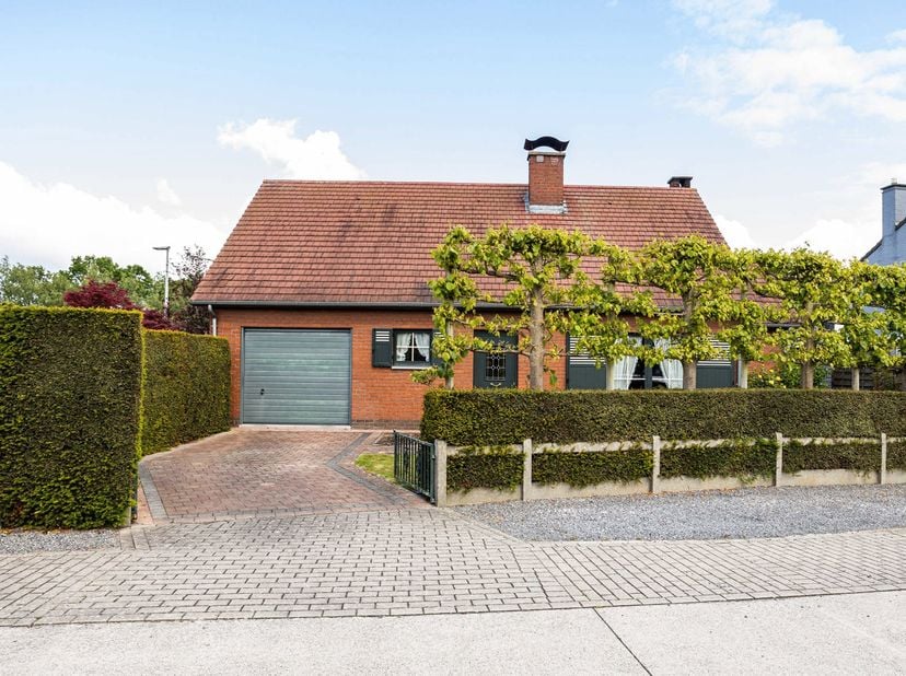 Bent u op zoek naar een karaktervolle woning met veel ruimte en potentieel? Dan is deze charmante vrijstaande woning zeker een bezoek waard!<br />
Bij