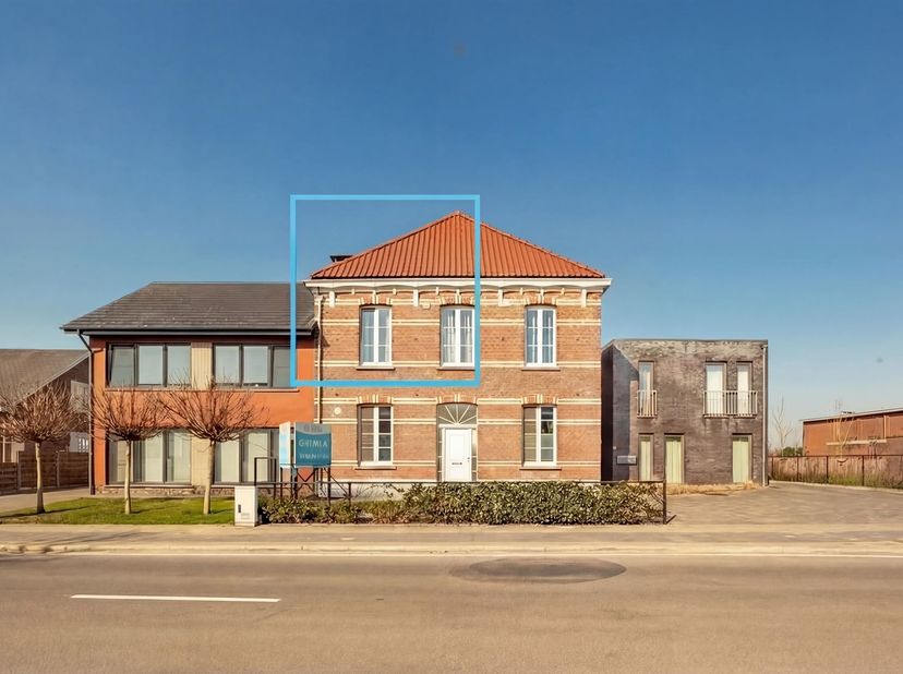 In het rustige en groene Kalmthout vinden we dit charmante duplexappartement met een mooie gevel en warme uitstraling. Het appartement combineert kara