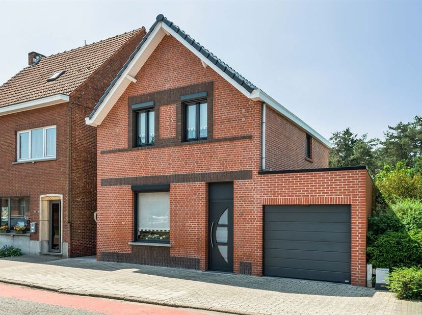Instapklare gezinswoning met 3 slaapkamers, garage en ruim perceel van ca. 935m²<br />
Gelijkvloers<br />
Via de inkomhal betreedt u de woning met toe