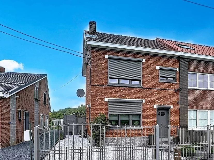 *** MAISON SOUS OPTION ! ***<br />
Libre en mai 2027<br />
Située dans une rue calme de Ressaix, cette maison 3 façades entièrement rénovée offre un c