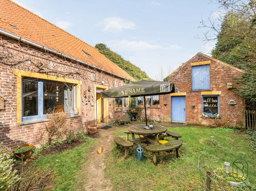 Opportunité rare ! Ensemble immobilier implanté sur un terrain de + de 28 ares offrant une combinaison idéale entre activité professionnelle et habita