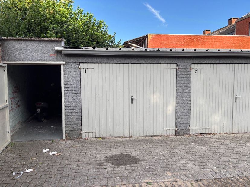Garage te huur te Sint-Kruis.Beschikbaarheid is vanaf 01/11/2026.Huurprijs: euro 95