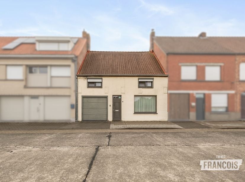 Op zoek naar een instapklare gezinswoning te koop in Oostkamp? Deze gezellige woning in de Patersonstraat combineert een praktische indeling met een a