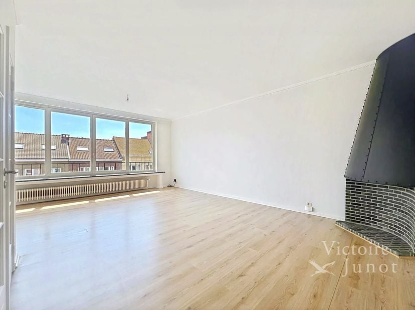 Voorgesteld door Carla Rodriguez: 0494 07 97 54 / carla.rodriguez@victoire.be<br />
Victoire Junot biedt u dit mooie appartement met 2 slaapkamers en