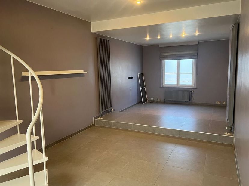 Appartement duplex 1 chambre proche de toutes commodités<br />
Découvrez cet appartement tout équipé en bordure de la ville, proche des axes routiers