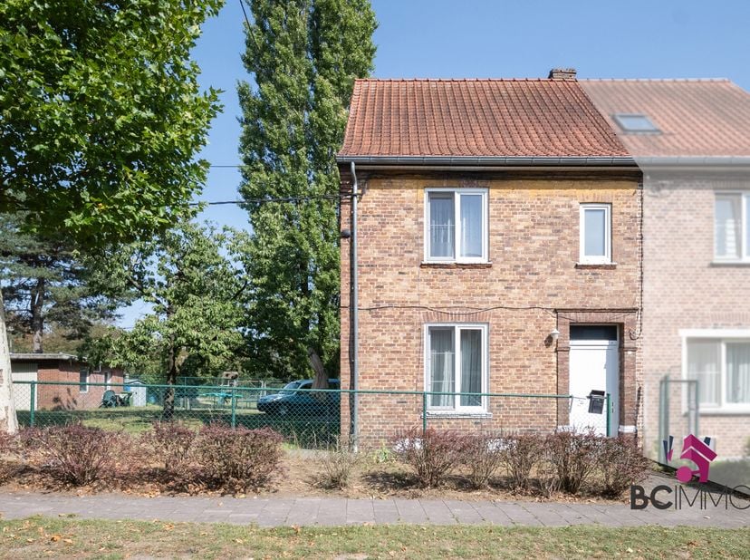 Deze ruime halfopen bebouwing omvat twee afzonderlijk ingerichte wooneenheden en biedt tal van mogelijkheden voor wie veel ruimte zoekt, wil cohousen,