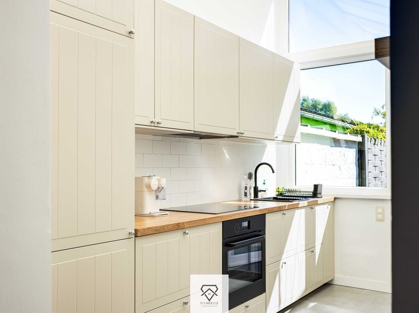 Welkom in deze instapklare gezinswoning in het hart van Sleidinge. Deze woning biedt een praktische indeling, een vernieuwde keuken en badkamer, drie