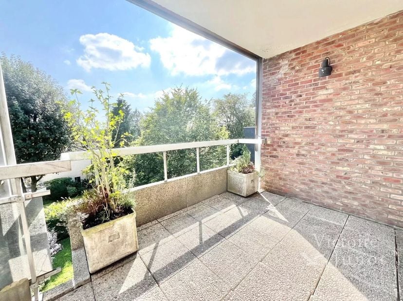 Bien présenté par Alexandra Dewitte Tel : 0473/84.61.61 ou alexandra.dewitte@victoire.be<br />
Victoire Junot vous propose sur Uccle, à proximité de l