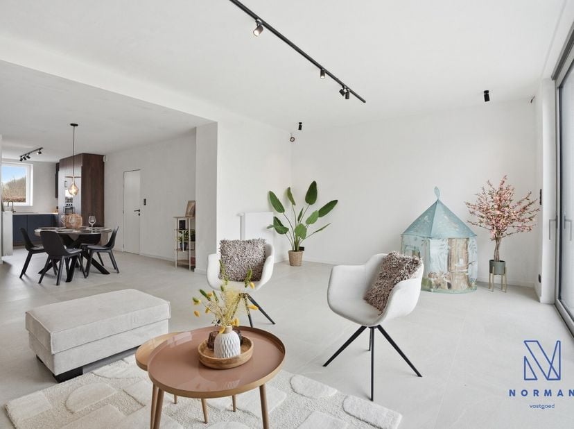 Instapklare, volledig gerenoveerde woning te koop met EPC A, uitgerust met zonnepanelen, drie slaapkamers en een aangelegde tuin.<br />
Bij het binnen