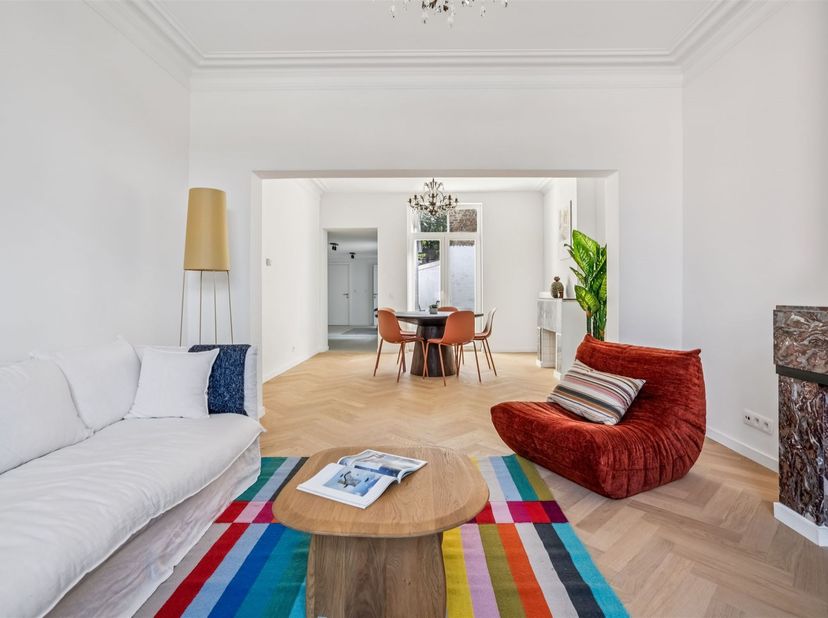 Deze volledig gerenoveerde rijwoning met vier ruime slaapkamers is zeer centraal gelegen en bevindt zich op wandelafstand van de markt van Maldegem. D