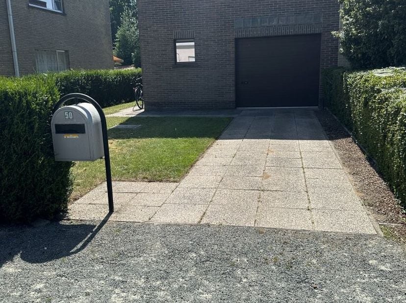 Achtenkouterstraat 50 te 9040 Sint-Amandsberg Zeer goed onderhouden woning ( half-open ) met 3 slaapkamers, voortuin en mooie diepe achtertuin met not