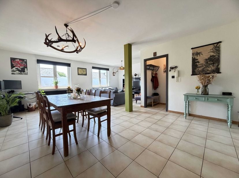 Dit appartement is rustig gelegen in een doodlopende straat in een kleinschalige en welonderhouden residentie (slechts 2 wooneenheden in het totaal).