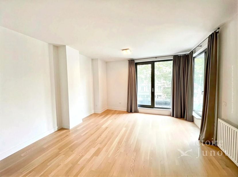 Pand voorgesteld door Carla Rodriguez: 0494 07 97 54 / carla.rodriguez@victoire.be<br />
Victoire Junot biedt u dit lichte appartement van 90 m² op de