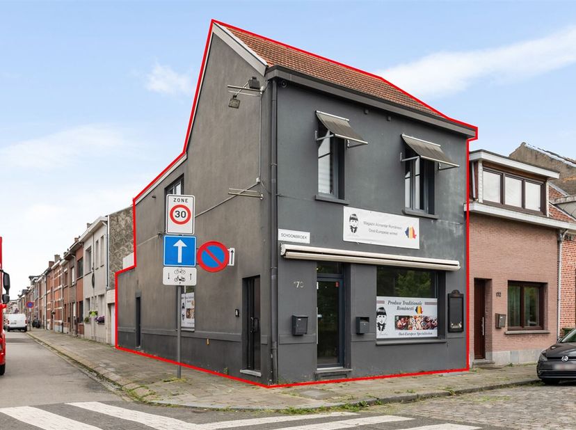 Handelspand met woonst in Ekeren<br />
Ligging: Gelegen in het gezellige Schoonbroek, vlakbij het centrum van Ekeren, openbaar vervoer, invalswegen,..