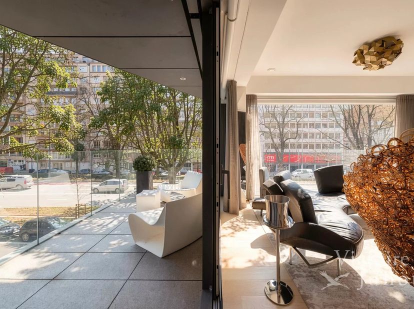 Gelegen op de prestigieuze Louizalaan, in de onmiddellijke nabijheid van het Ter Kamerenbos, bevindt dit elegante appartement zich op de tweede verdie