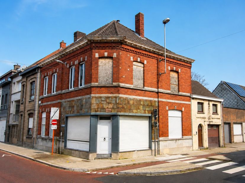 Op een uitstekende centrale ligging te Roeselare en op wandelafstand van het station, stadscentrum en de winkelstraten, bevindt zich deze bijzonder ru