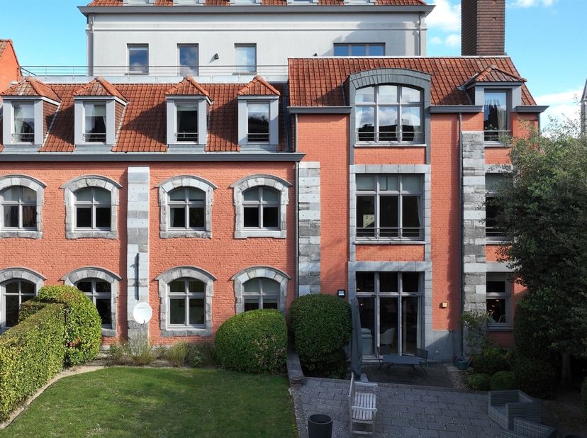Découvrez un appartement d`exception niché au sein de l`ancien Couvent des Dominicains à Tournai. Idéalement situé, cet immeuble de caractère se trouv
